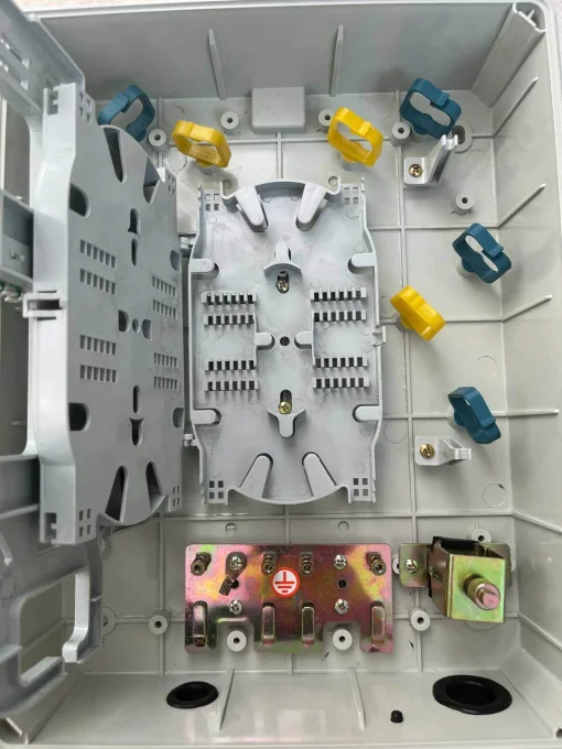 Герметичный бокс Abee настенного монтажа на 8 адаптеров LC Duplex и сплайс-кассетой на 24 волокна (OptiBox-8LCDU-24-plast)